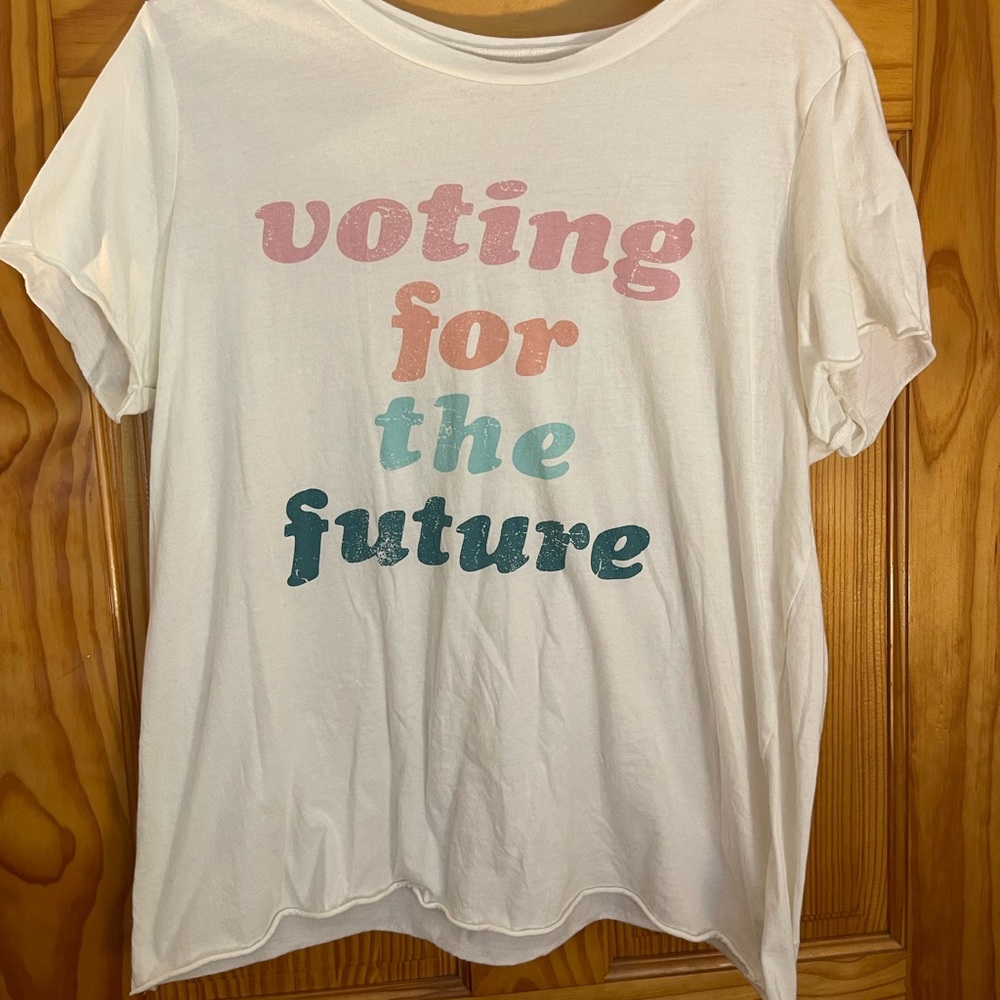 Cream “voting for the future” tee in XXL